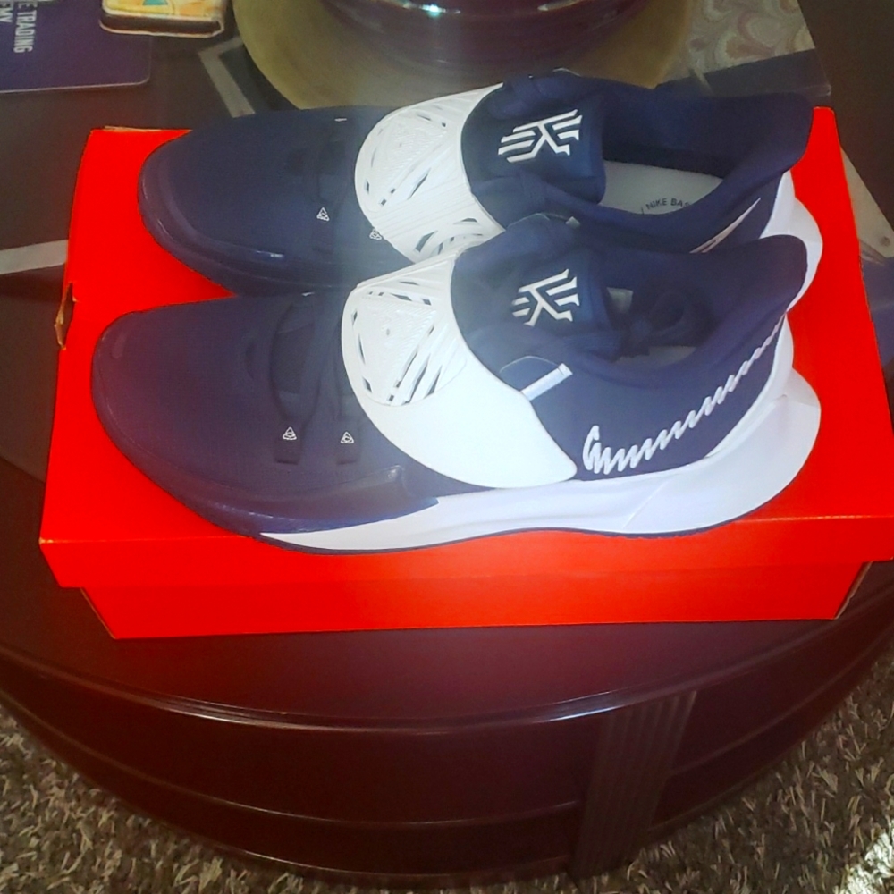 Kyrie low 3 TB